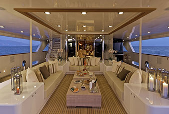 Oemga-yacht-inside